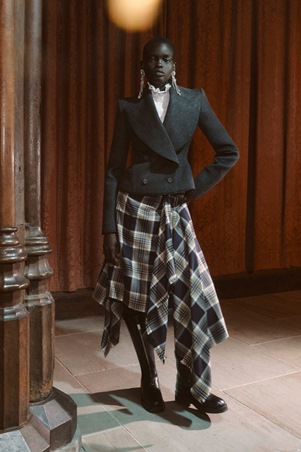 اكتشفي مجموعة ألكسندر مكوين ريزورت 2026 الأنيقة بلا مبالغة